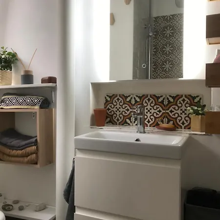 Apartment Charming 3-room Apartment, Center Paris
